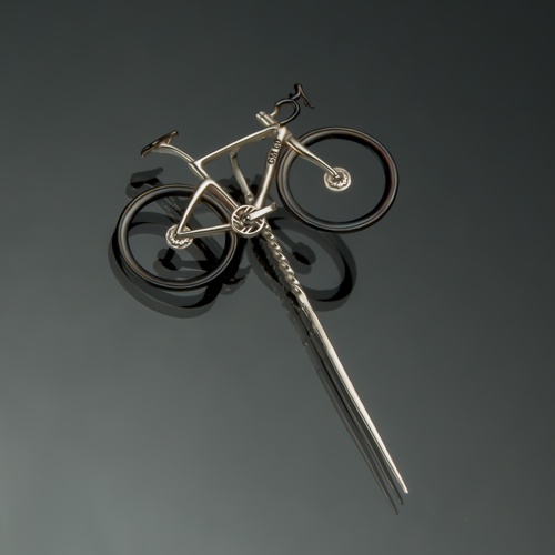 Значок из белого золота в виде велосипеда Белое золото от ювелирной фирмы "Стиль"