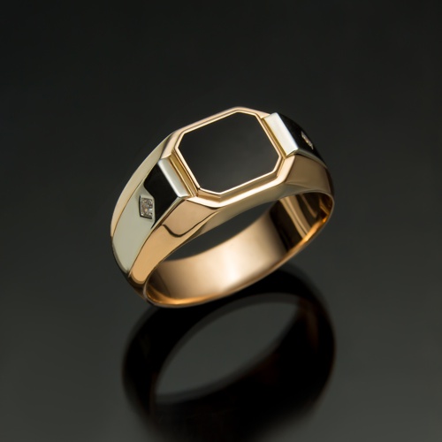 Кольцо печатка с черной эмалью  от ювелирной фирмы "Стиль"