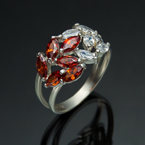 Кольцо с красными камнями. 1026 от ювелирной фирмы "Стиль" по цене 170 руб.