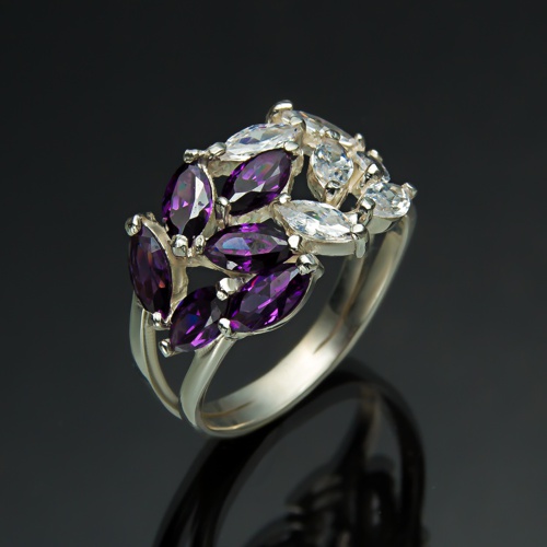 Серебряное кольцо с камнями цвета лаванды. 1026 от ювелирной фирмы "Стиль" по цене 150 руб.