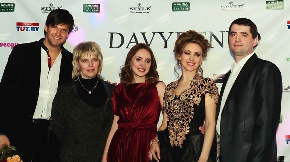 Сотрудники ювелирной фирмы "Стиль" на модном показе в окружении Георгия Колдуна и других звезд