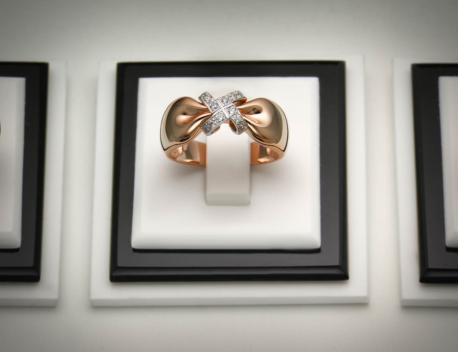 Готовое золотое кольцо блестит на витрине