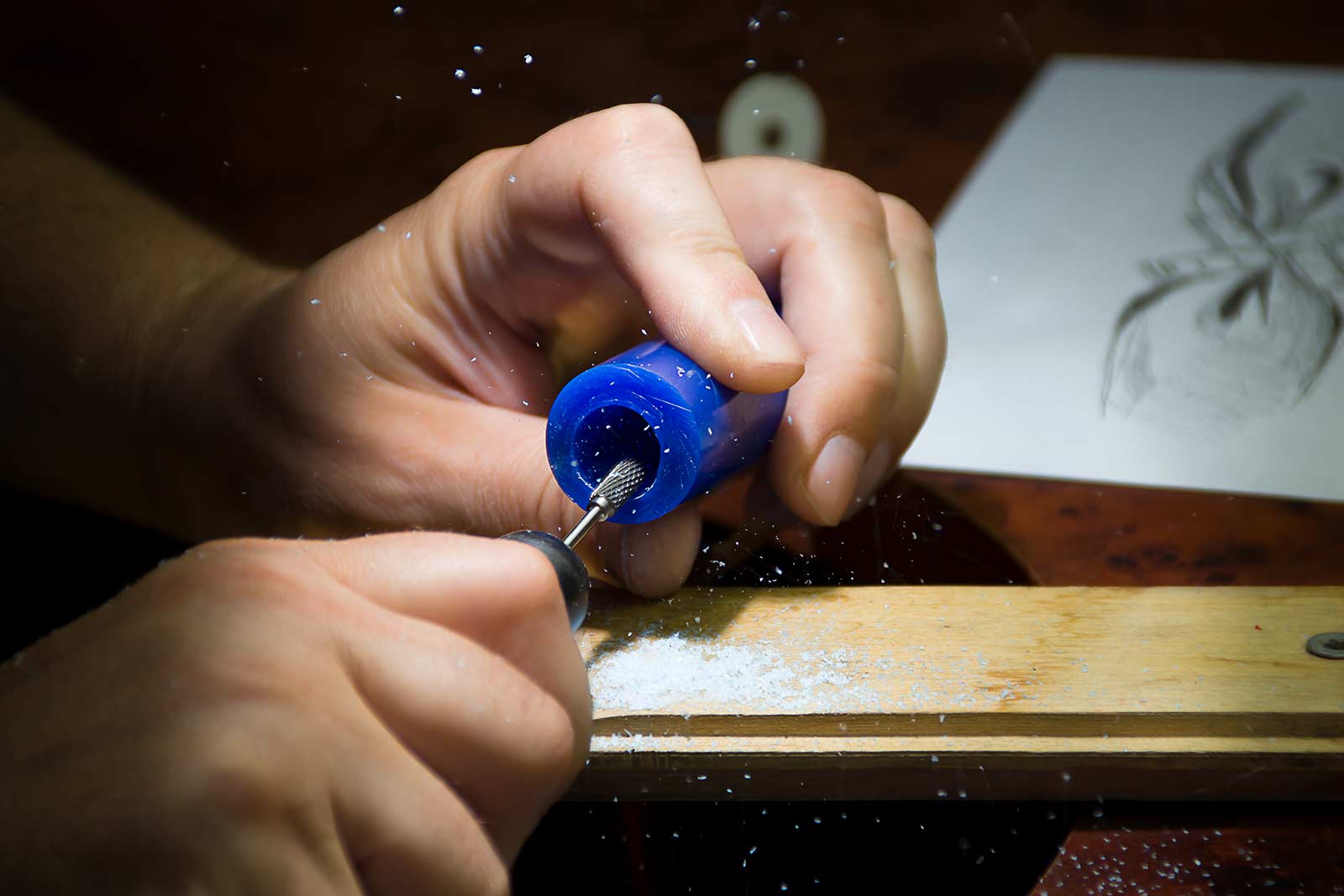 Будущее ювелирное изделие вырезается из воска