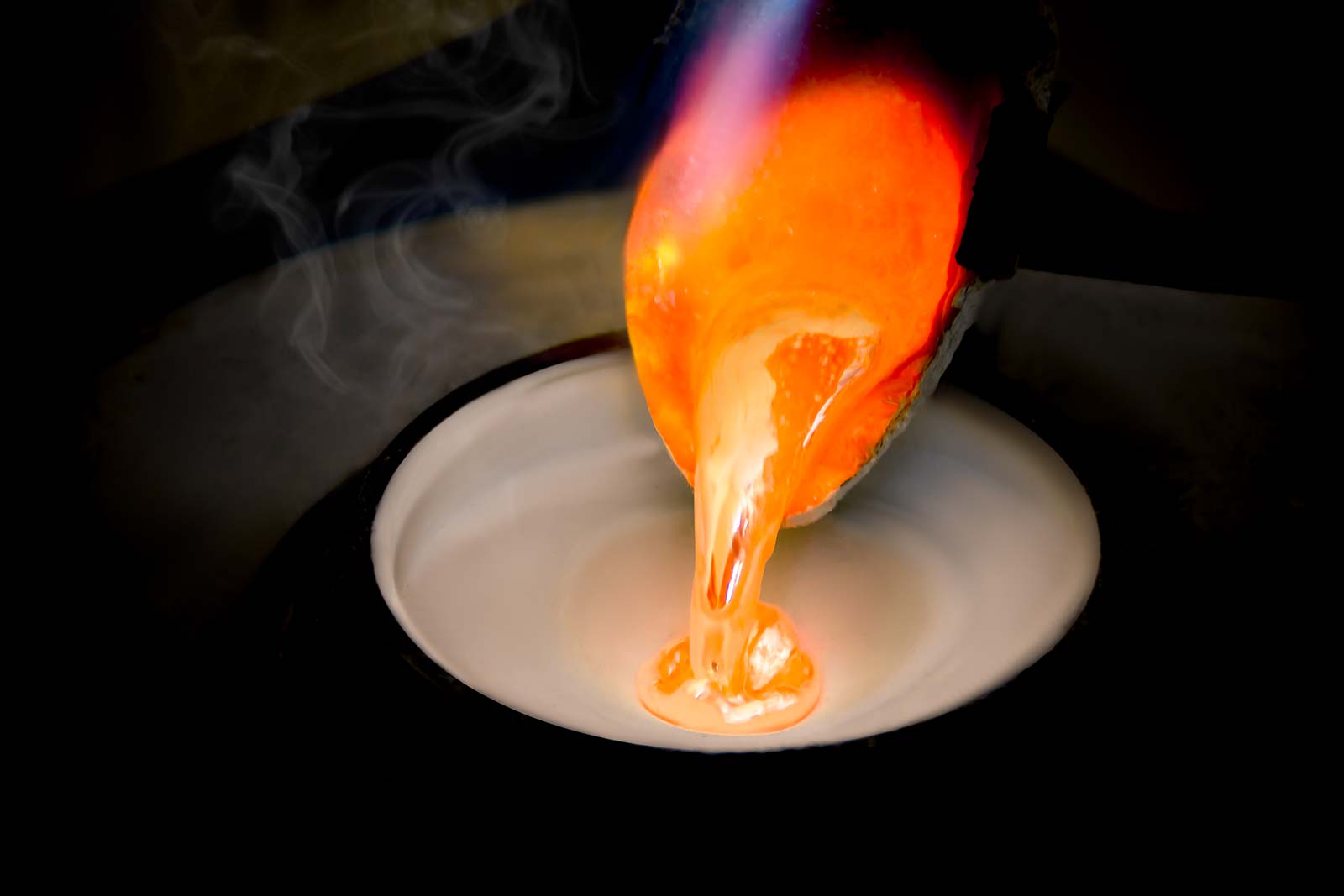 В разогретую форму заливается расплавленное золото