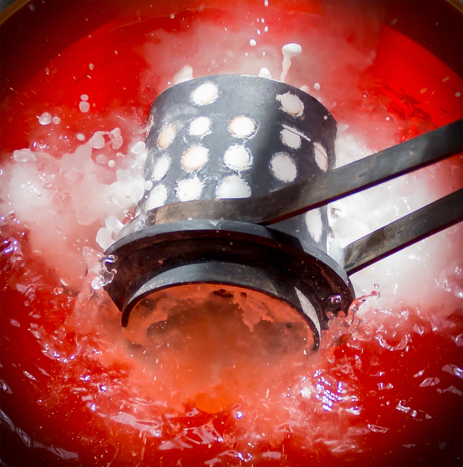 Форма с изделиями остужается в воде