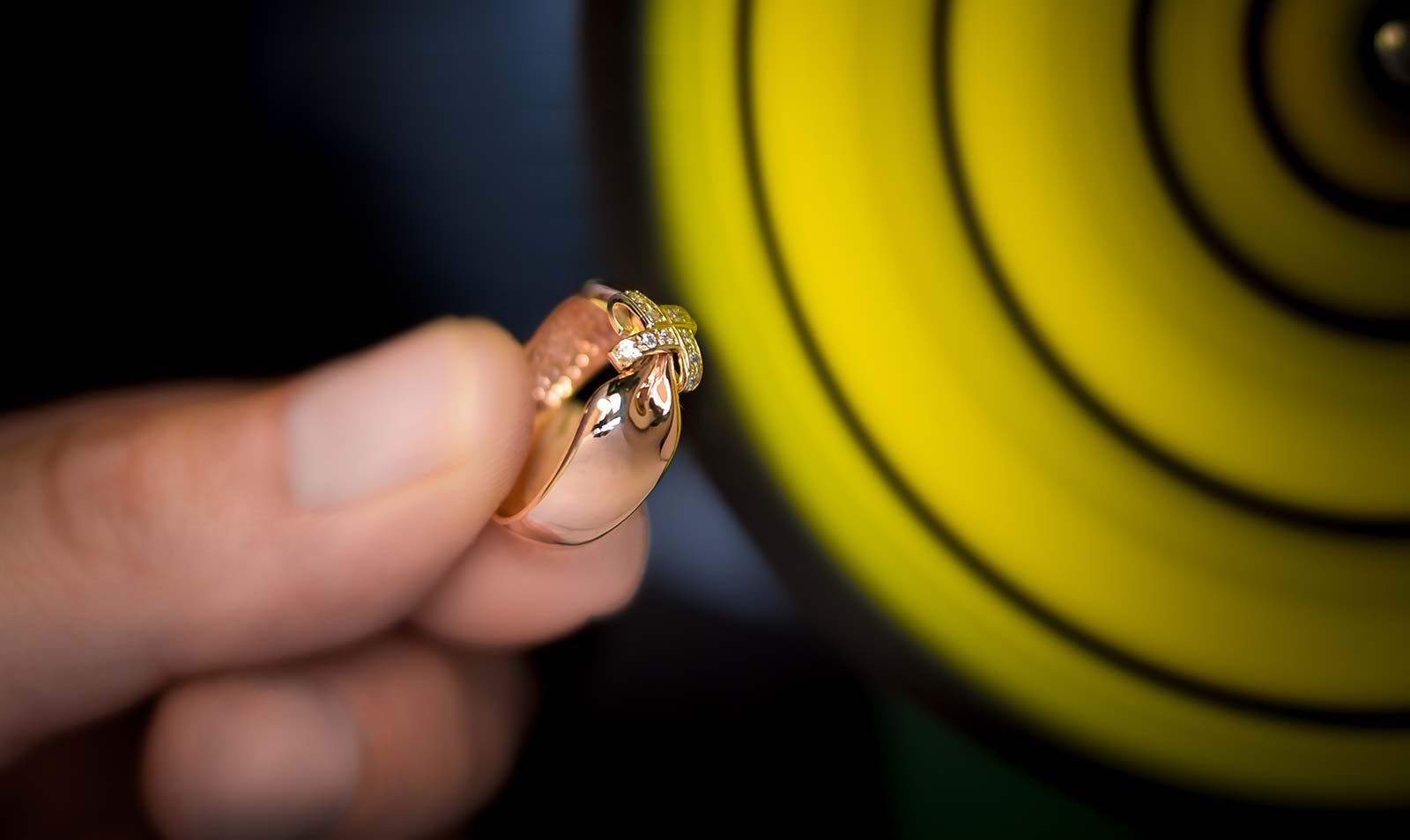 Полировка золотого кольца до зеркального блеска