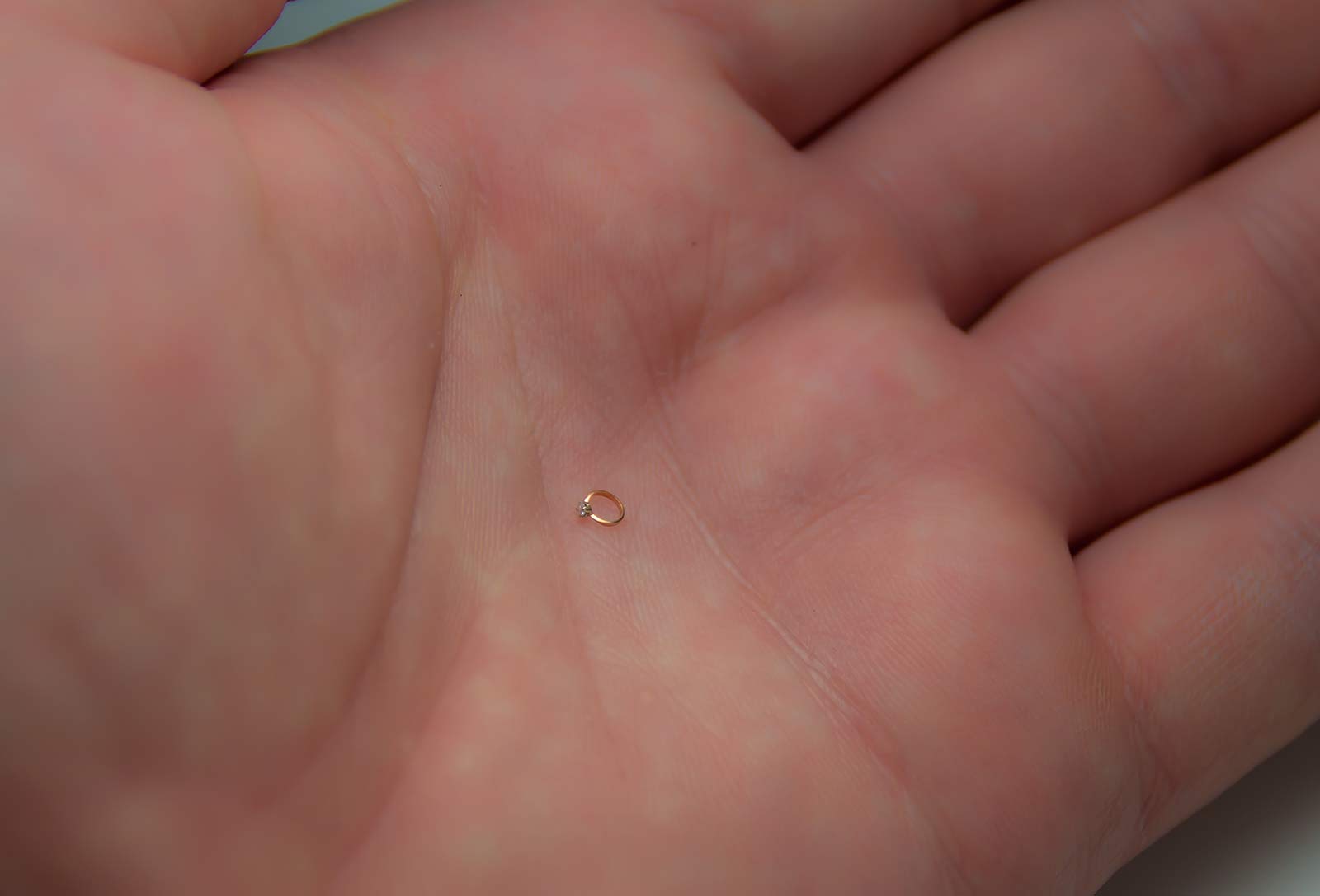 Самое маленькое в мире кольцо с камнем на ладони